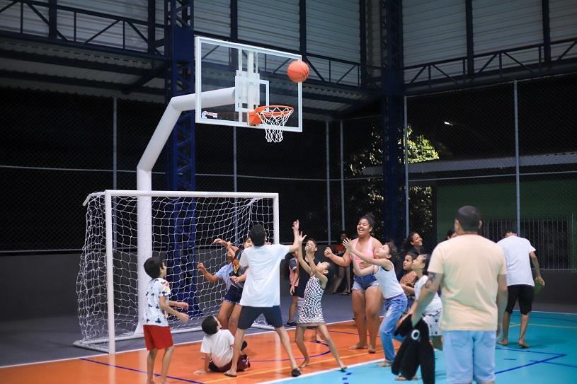 Pessoas jogando basquete em quadra poliesportiva pública na orla 1